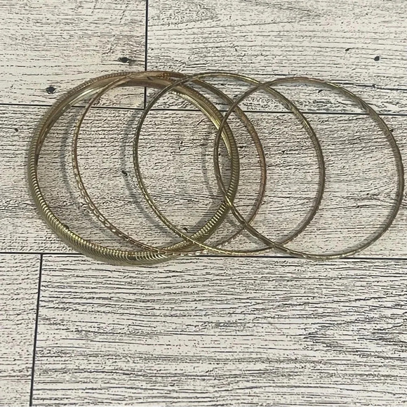 Set of 4 gold tone bangles - Picture 4 of 6